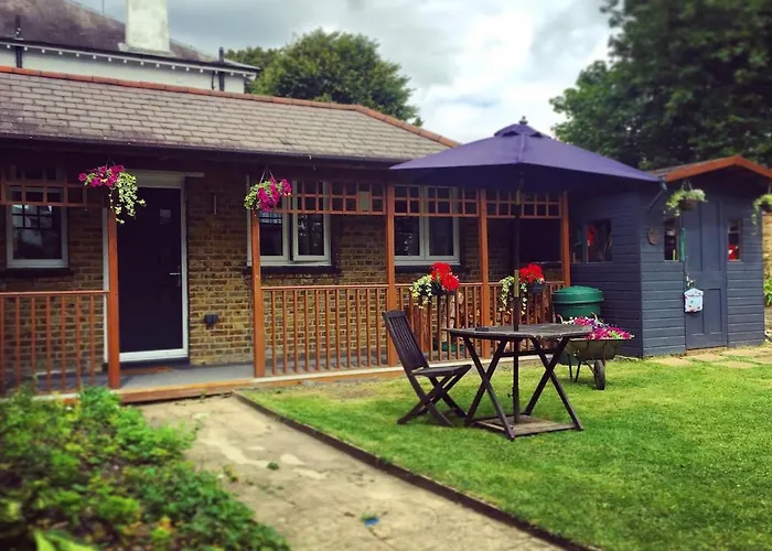 Lovely Garden Chalet In London