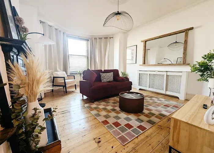 Colney Hatch Lane - Spacious 2-Bed 2-Bath Home With Private Garden