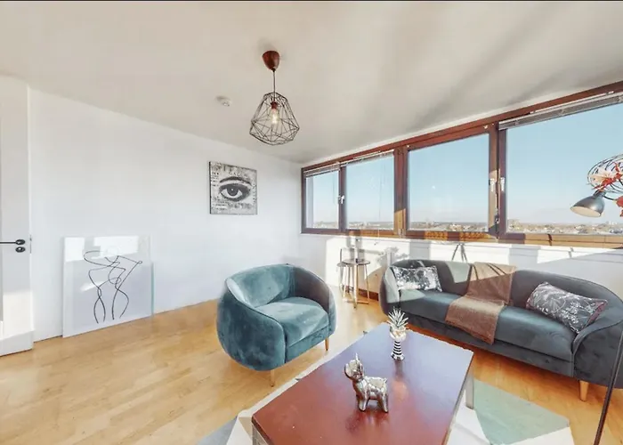 Lake View Hackney High End 3-Bedroom Flat