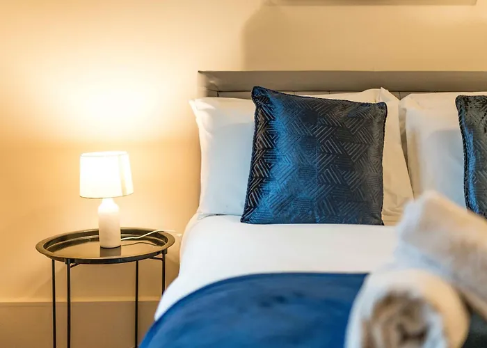 Central 4 Bed Flat - Sleep 8