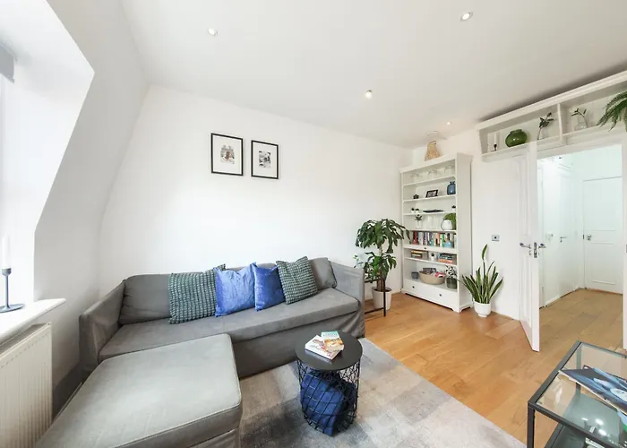 Chic 2Br Loft-Style Apartment In Queensway