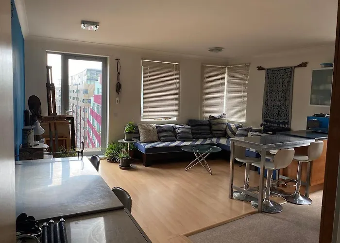 2 Bed Flat With Balcony - Zone 1 Central London
