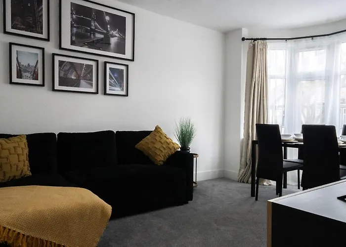 Bright 2-Bed Flat With Skylight Attic Room