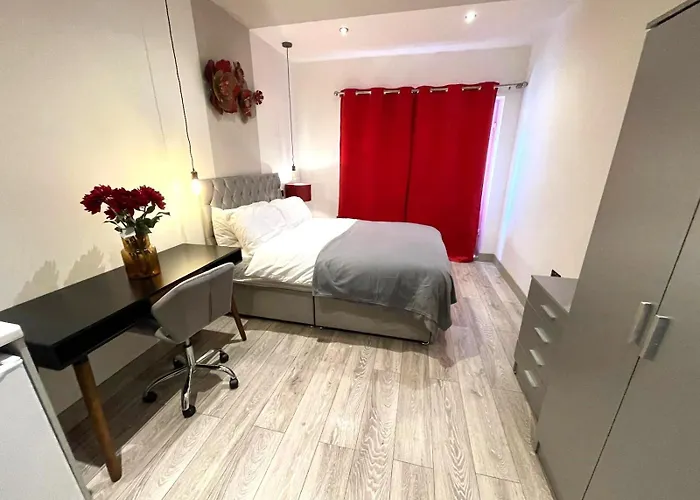 Letzi Premium Cozy Retreat Private En-Suite Rooms, Wembley