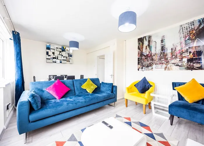 Garland Modern Close To Station 3 Bedroom City Apartment