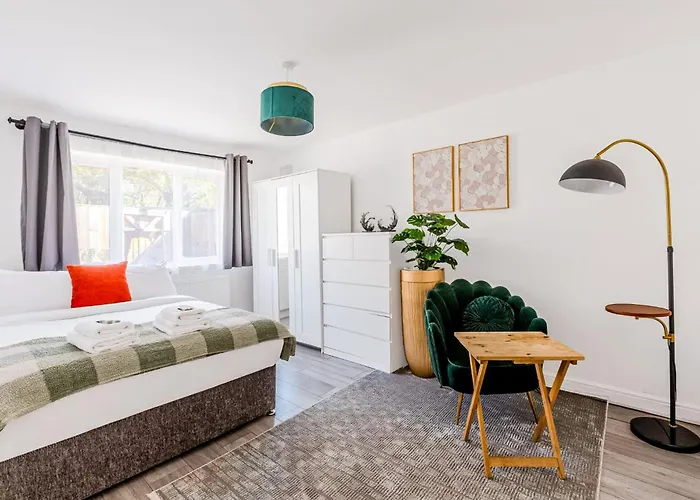 Stunning 2 Bedroom, 5 Min Walk To Hanger Lane Station