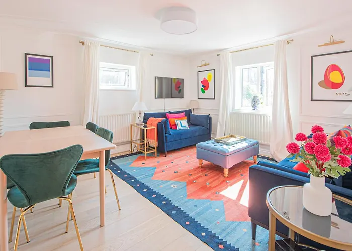 Modern 1-Bed Flat With Free Parking In West London