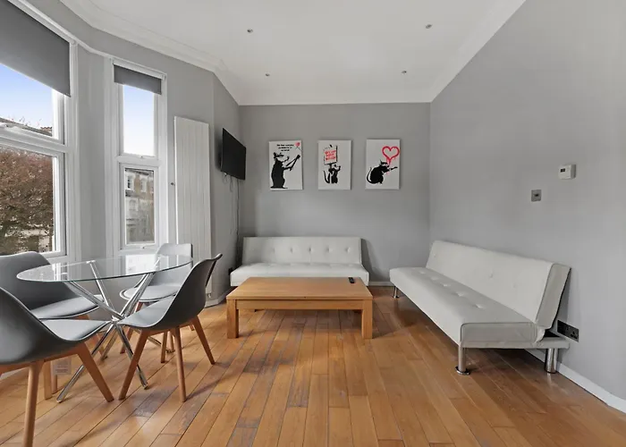 Delux Queens Park Suite 1 Bed Sleeps 4 Ppl Second Floor