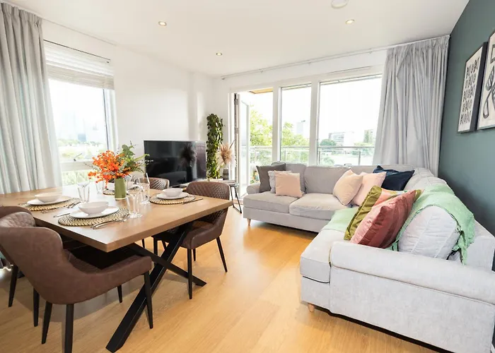 Stylish 3 Bed Apt Near Downtown & Free Parking