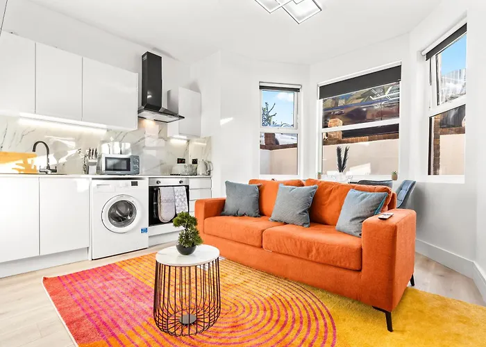 Modern Central London 4 Bed - Free Parking