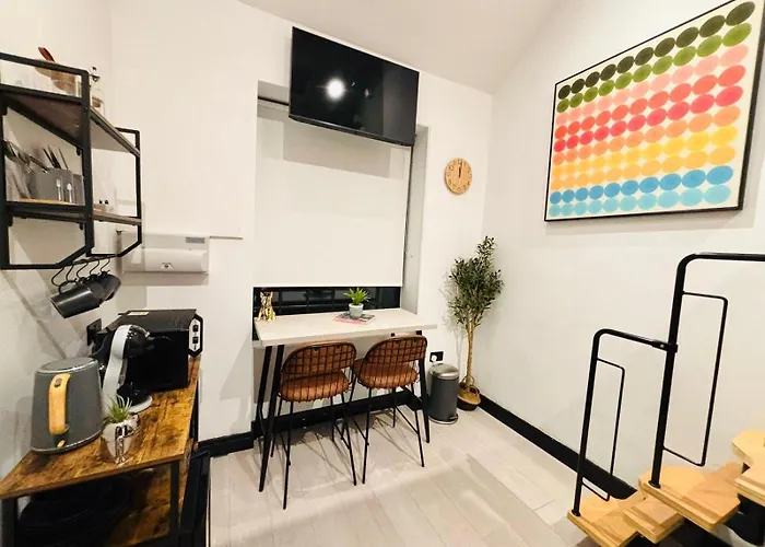 Hackney Central Studios - No 19 - Vibrant City Getaway
