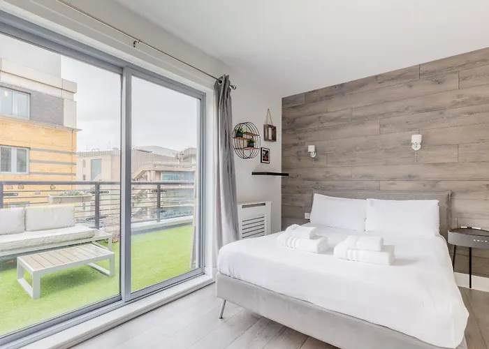 Bright 2 Bedroom Flat In Lambeth With Balcony