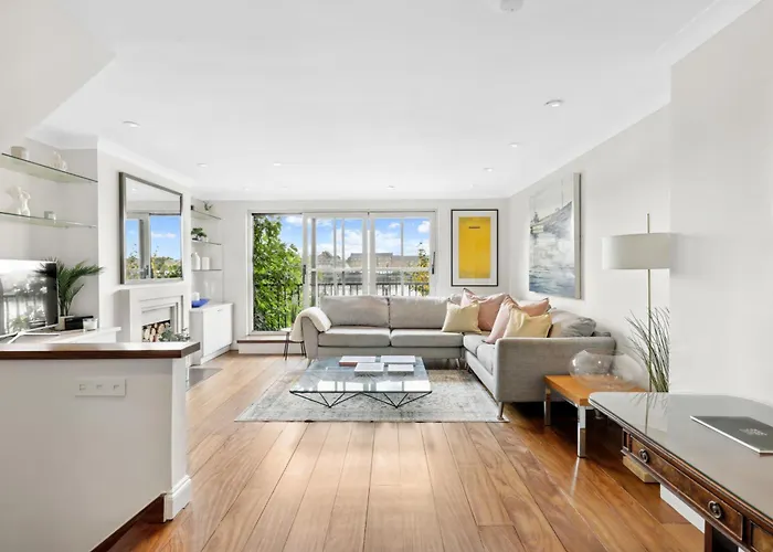 4-Bedroom Apartment In Limehouse