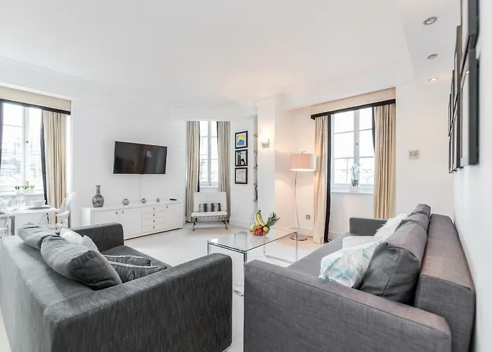 Outstanding Trafalgar Penthouse, Sleeps 8