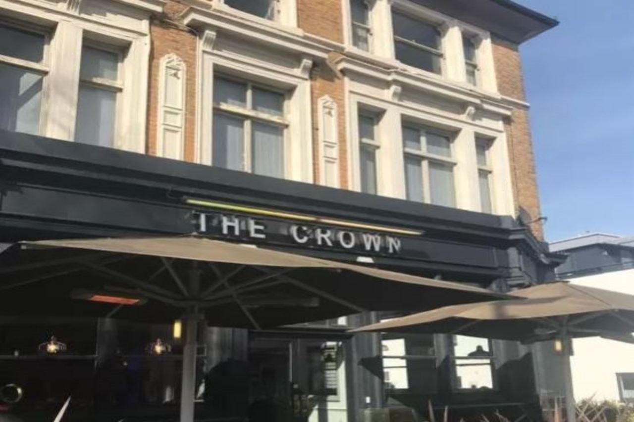 Publove @ The Crown, Battersea Hostel London