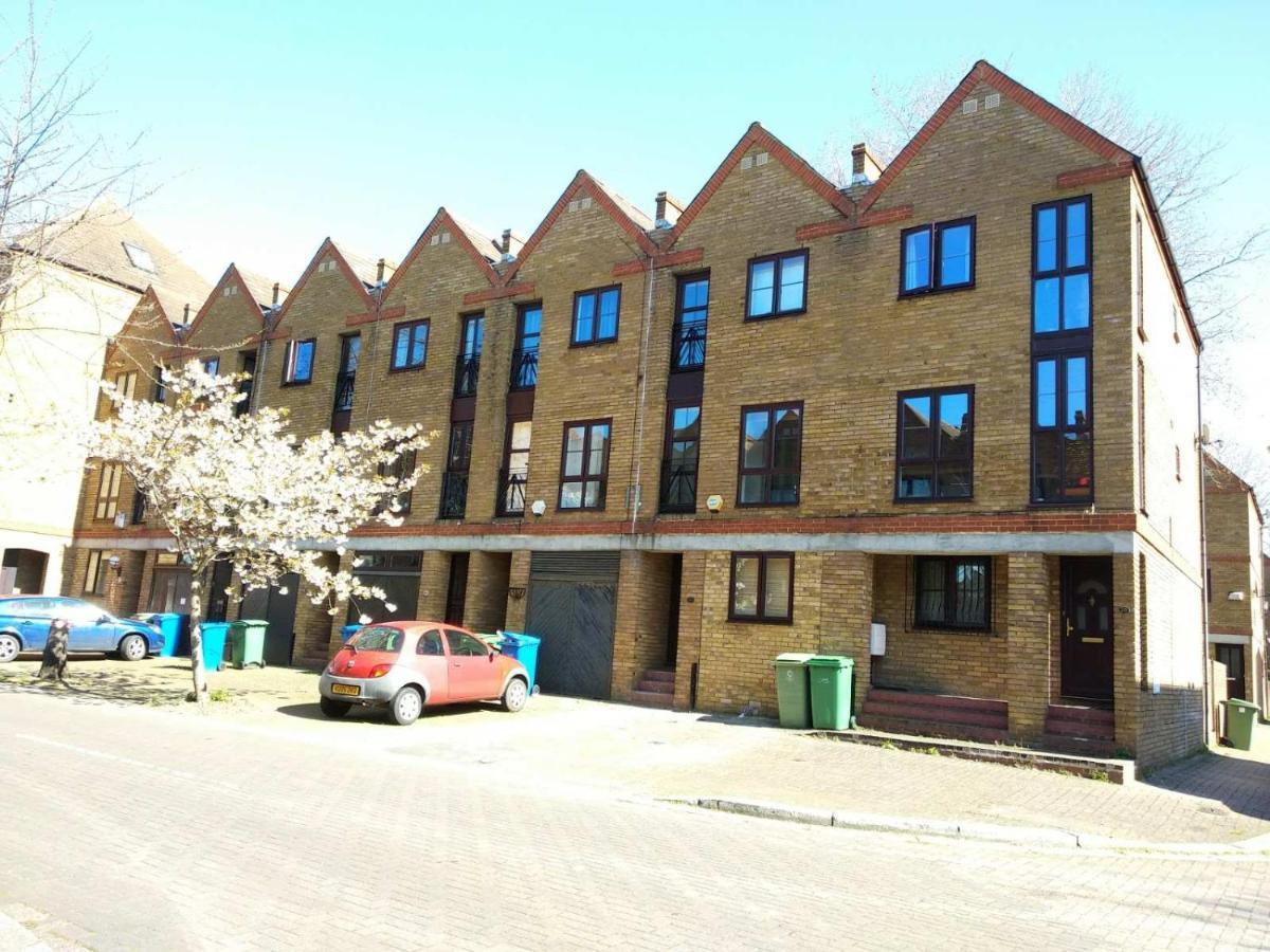 With En-suite And Free Parking Gjestgiverier London