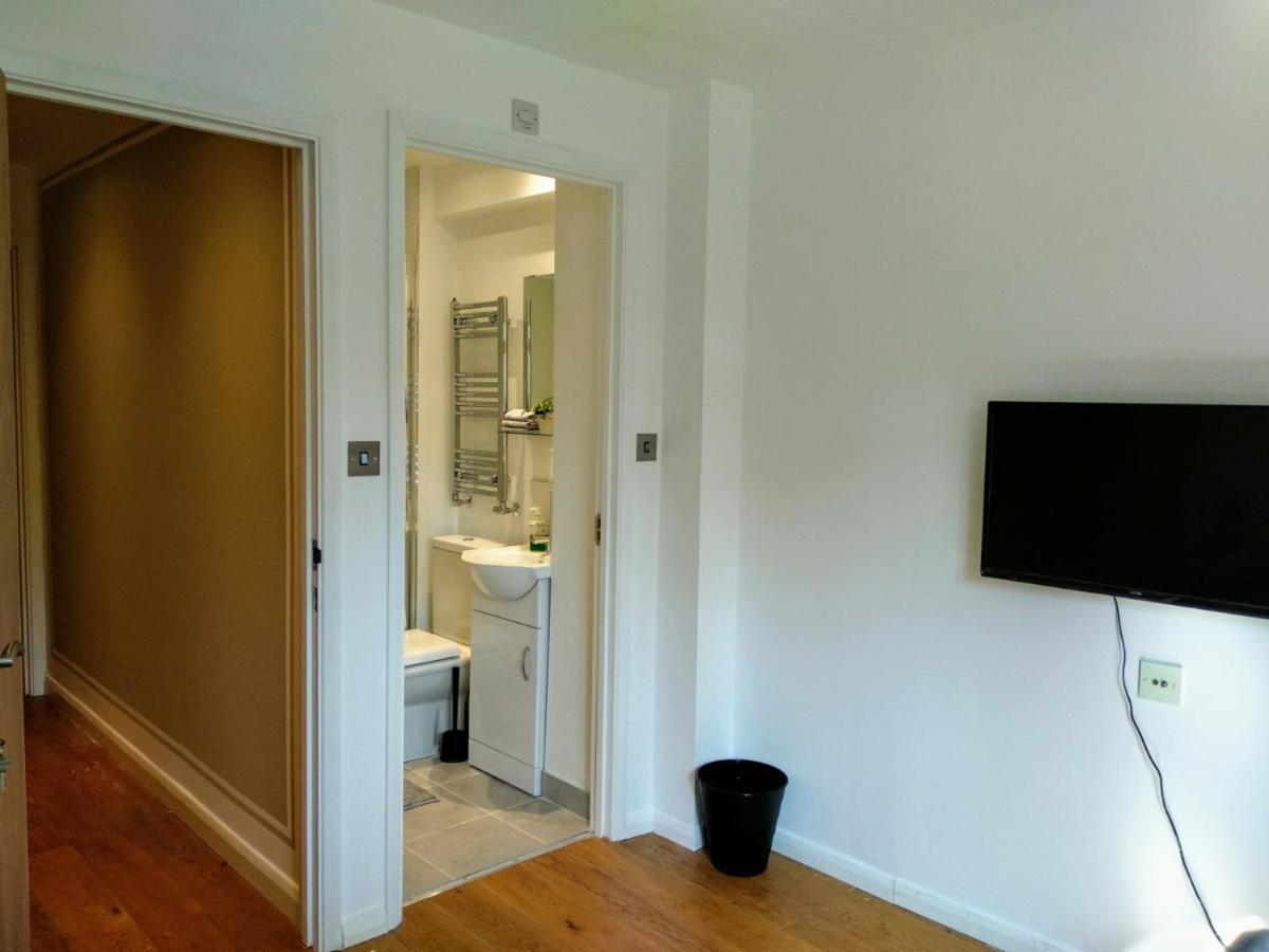 With En-suite And Free Parking Gjestgiverier London