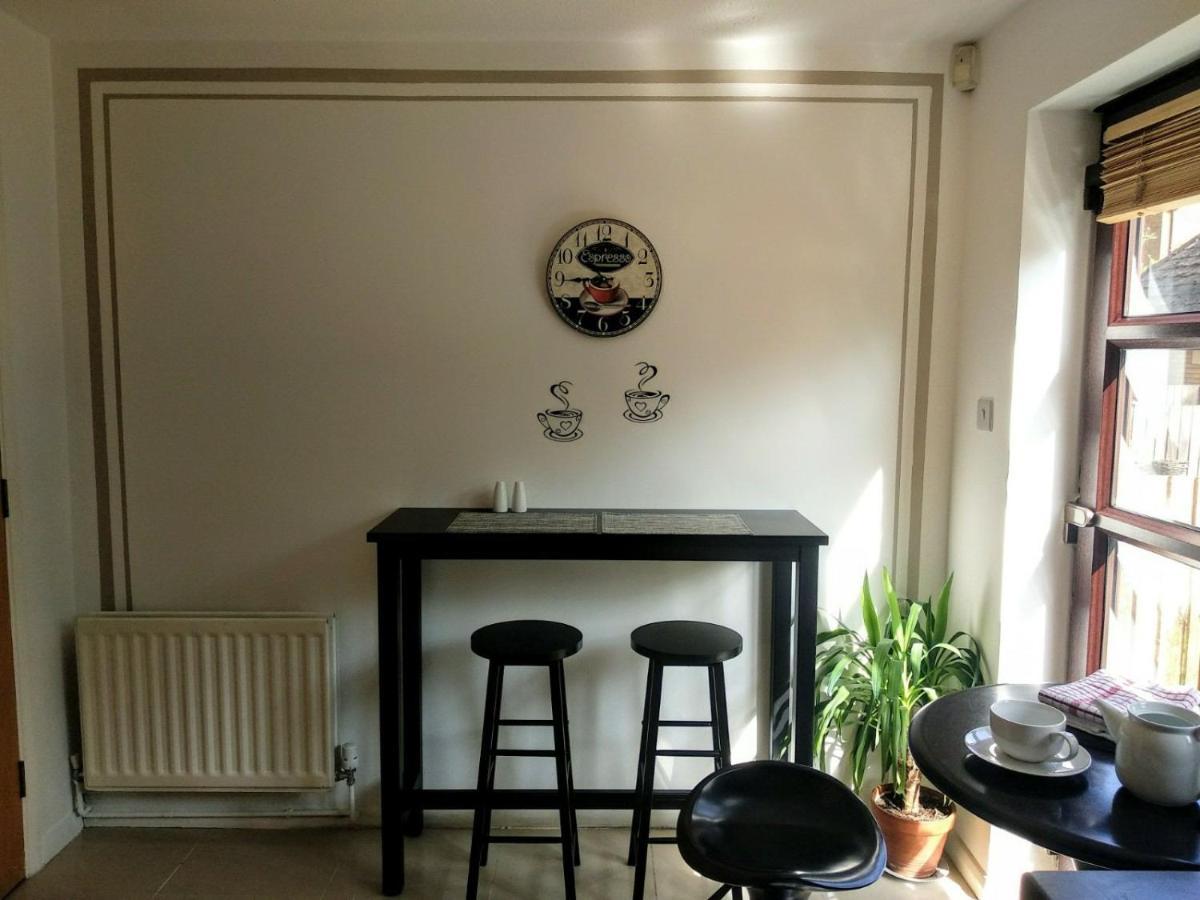 With En-suite And Free Parking Gjestgiverier London