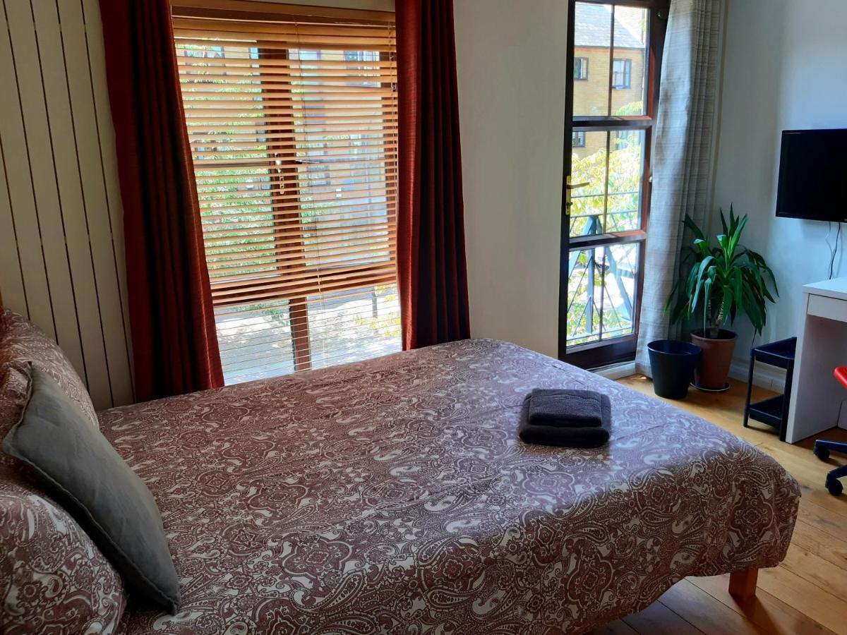 With En-suite And Free Parking Gjestgiverier London