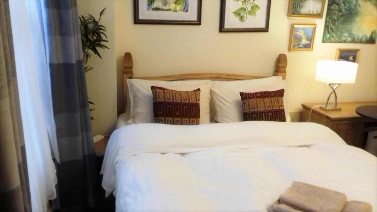 Double With Private Bathroom In Flat Centre Homestay London