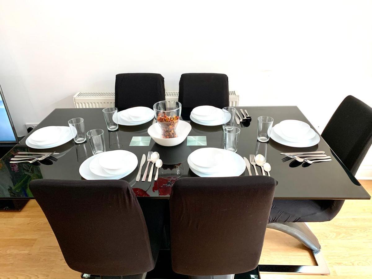 Leilighet 3 Bedrooms 3 Bathrooms Spacious House, Reception, Kitchen, Garden, Parking *