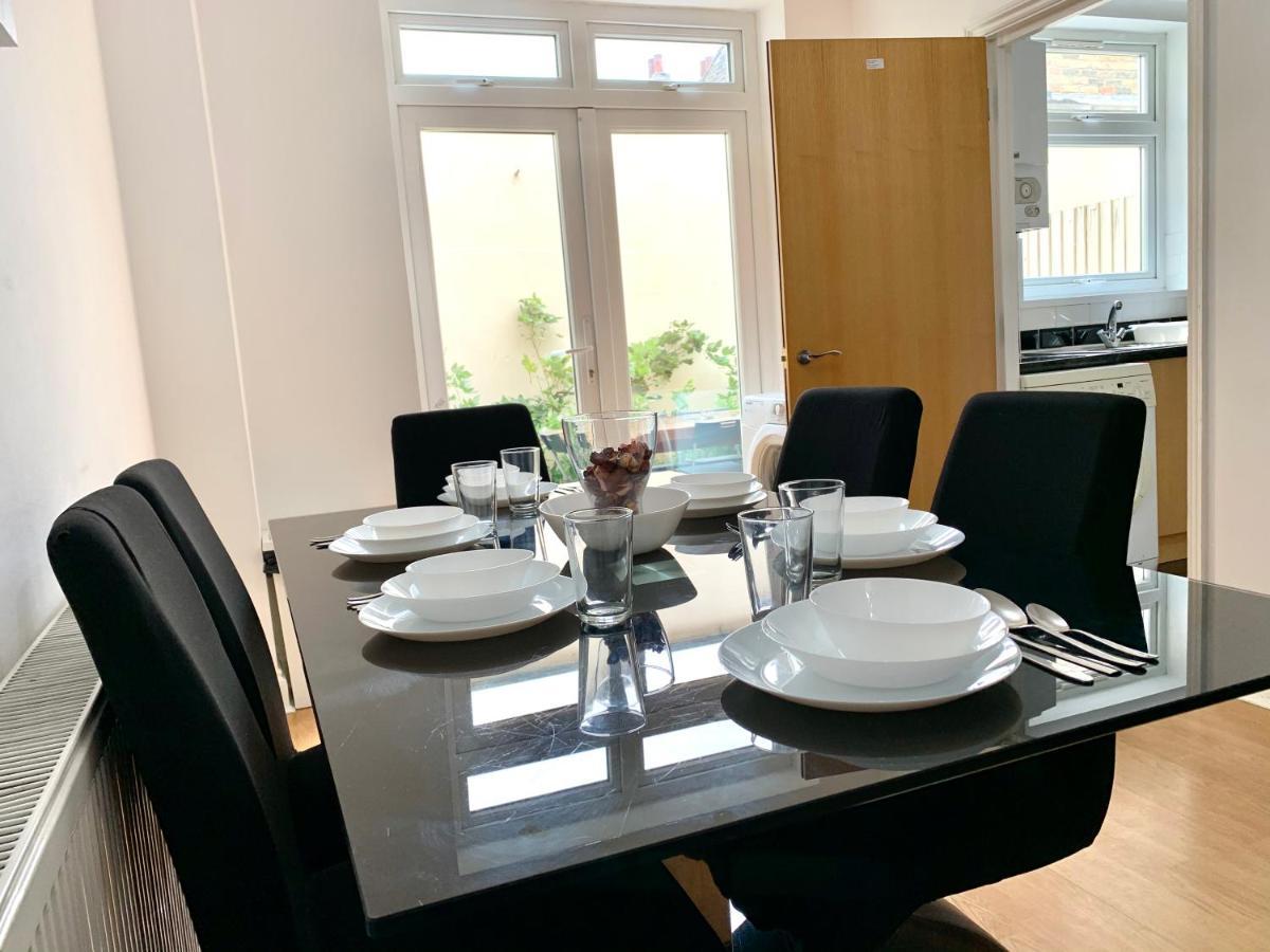 3 Bedrooms 3 Bathrooms Spacious House, Reception, Kitchen, Garden, Parking Leilighet London