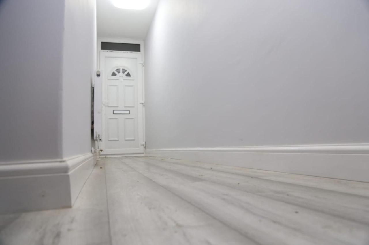 Budget 4-bed House In Woolwich Holiday home *