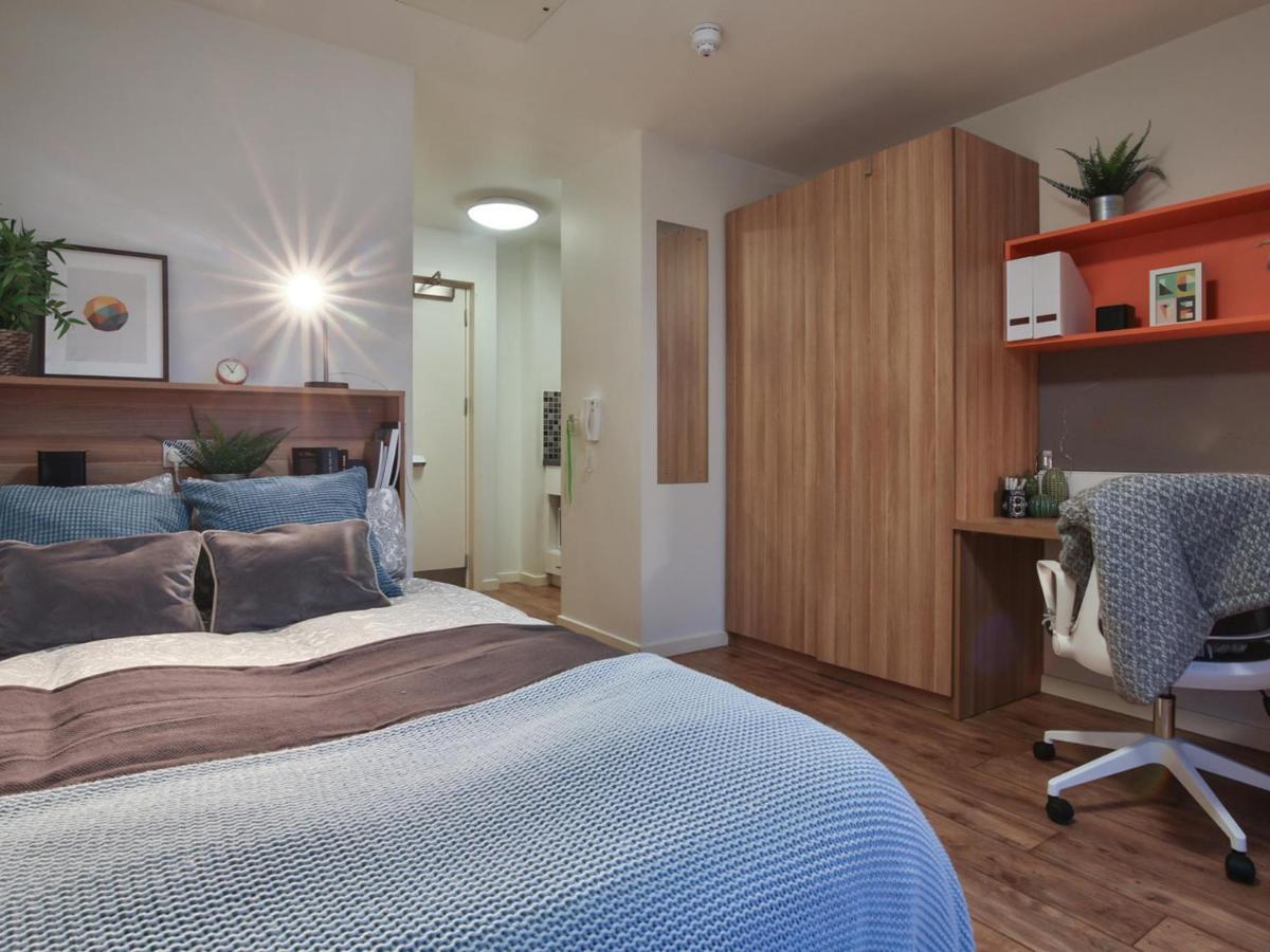 Private Bedrooms And Minutes Away From Wembley Stadium At Sterling Court Leilighet London