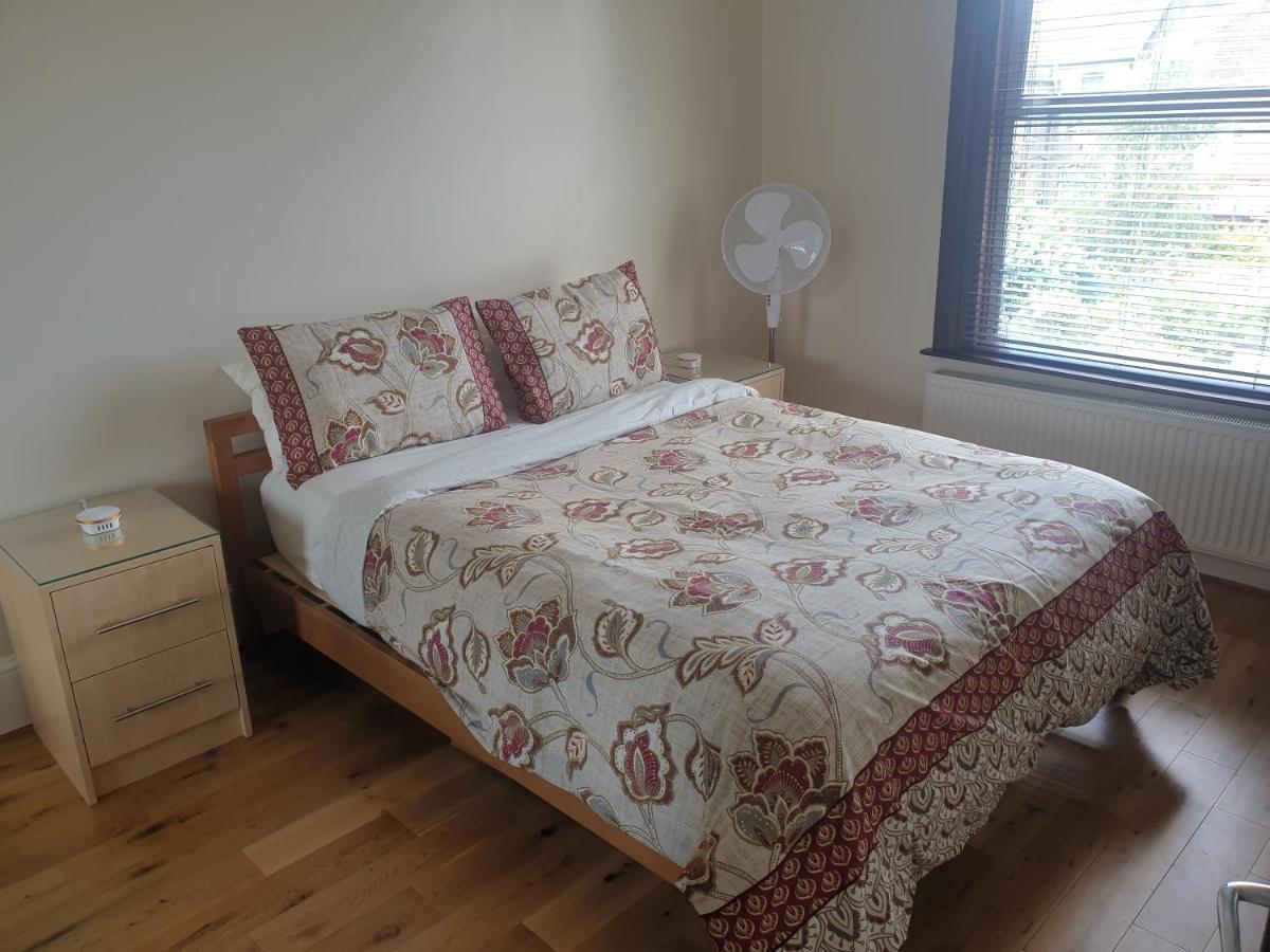Luxury 1min Walk From Underground, With Free Parking Free Wifi Londen