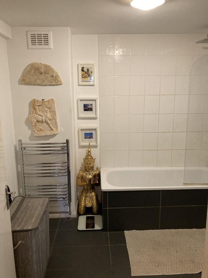 Stunning Ground Floor Garden - Entire Apartment, Centrally Located, With Free Off Road Parking By Flat & Wiffi, Beautifully Secluded, 3 Mins From Amenities Appartement Londen