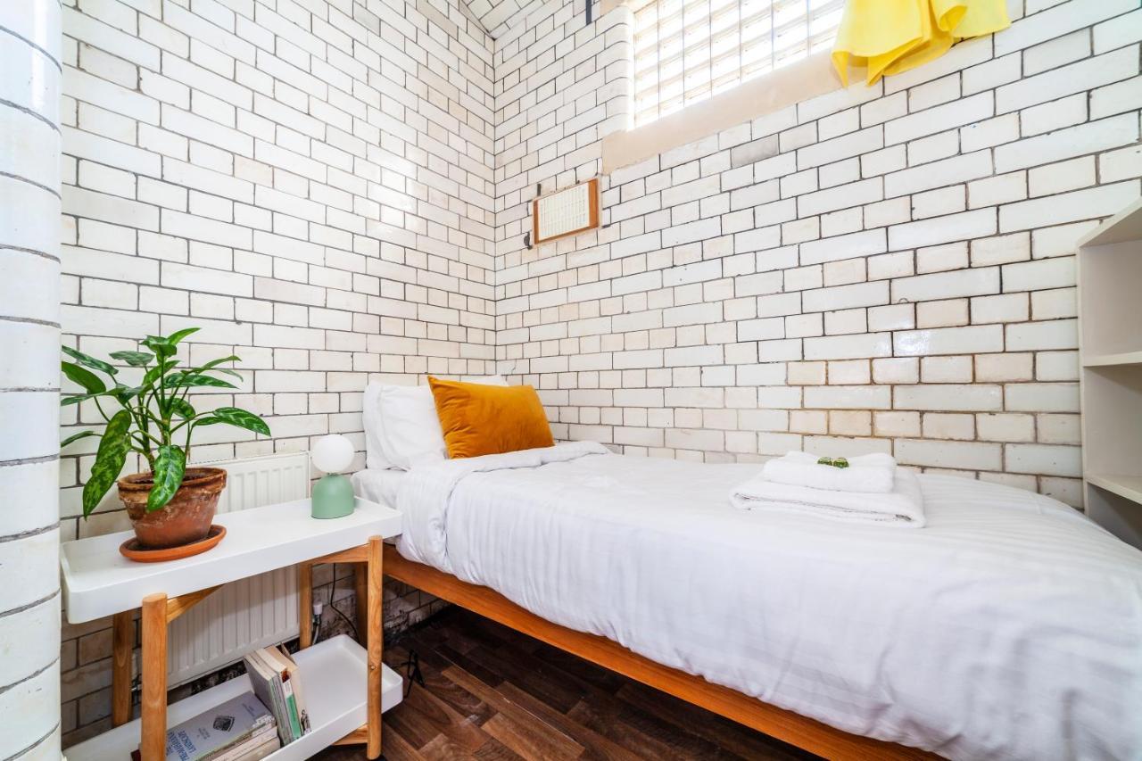 Lotus Guesthouse In Jamyang Buddhist Center Guest house London