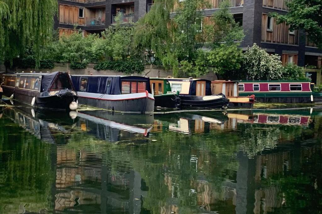 Narrowboat Moored In Londen
