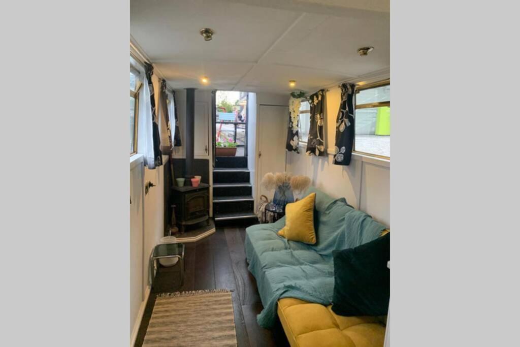 Narrowboat Moored In * Londen