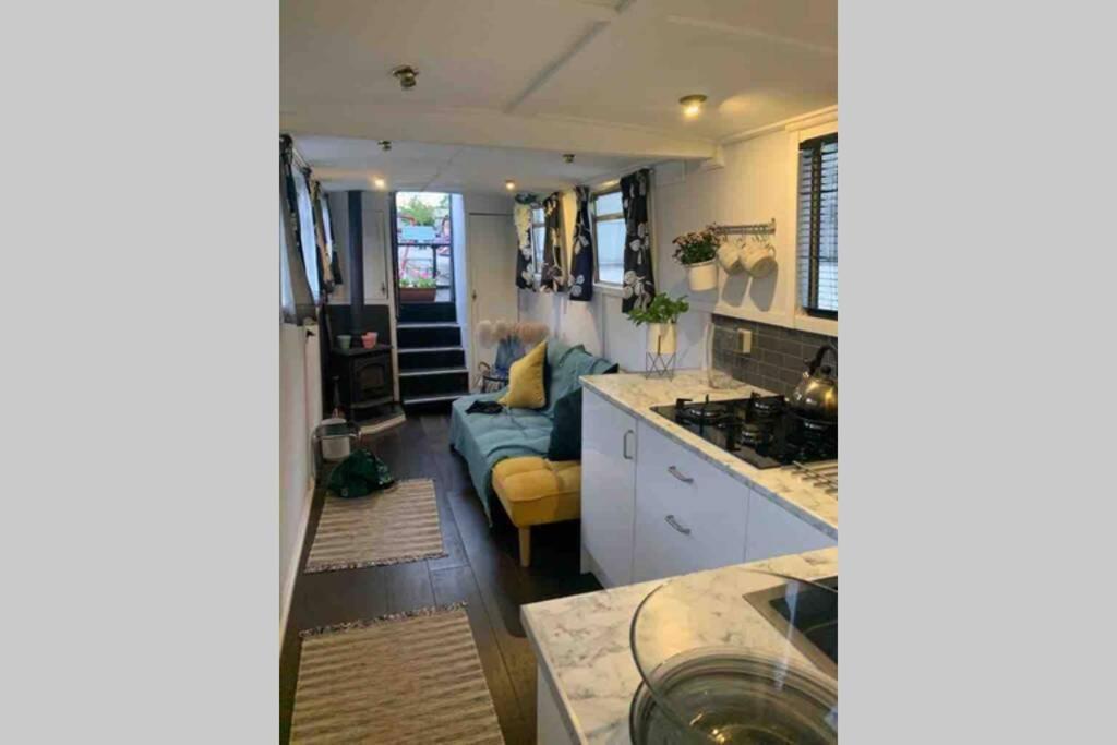 Narrowboat Moored In Botel Londen