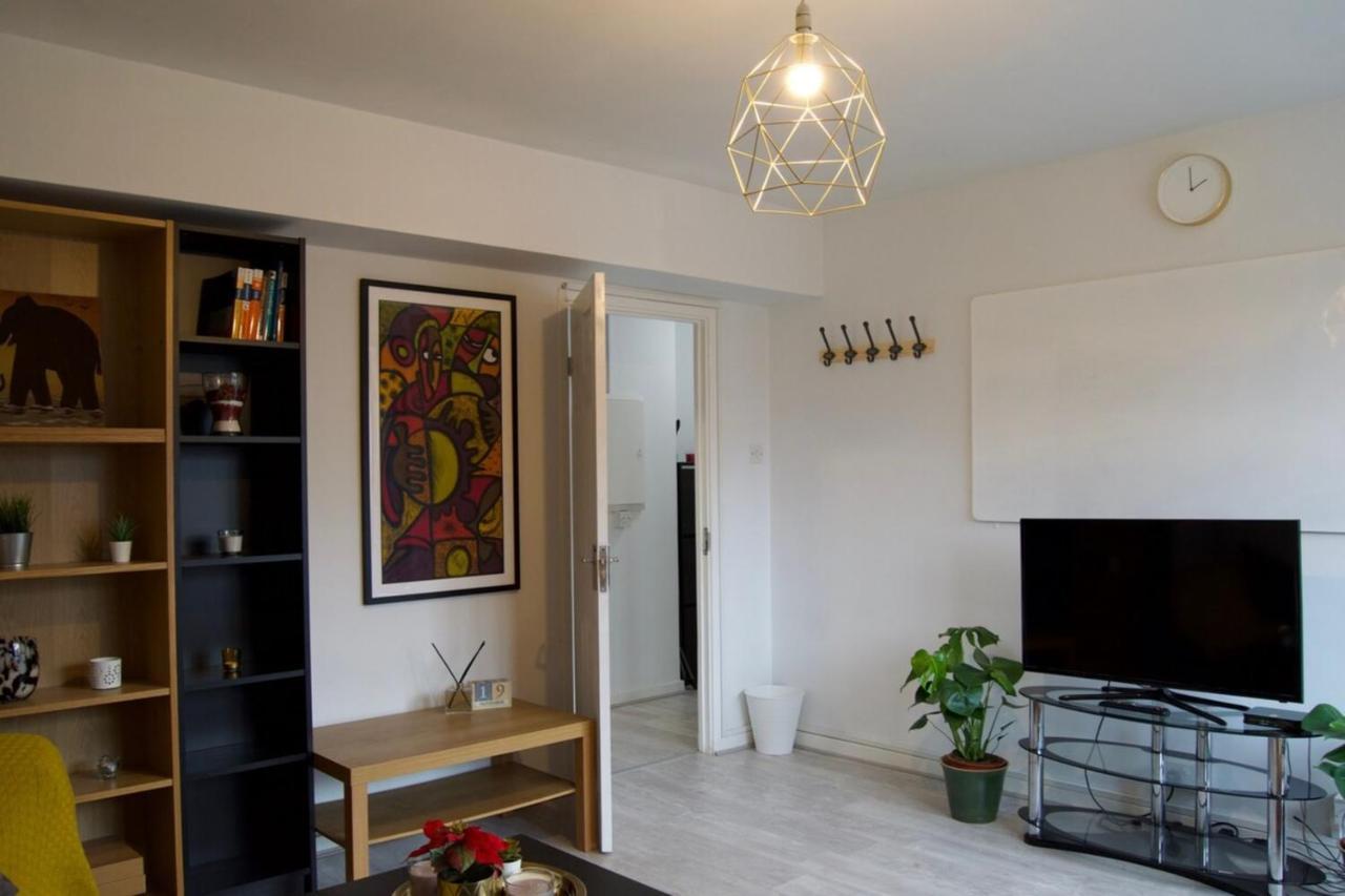 Modern 1 Bedroom In Shadwell With Balcony Leilighet London