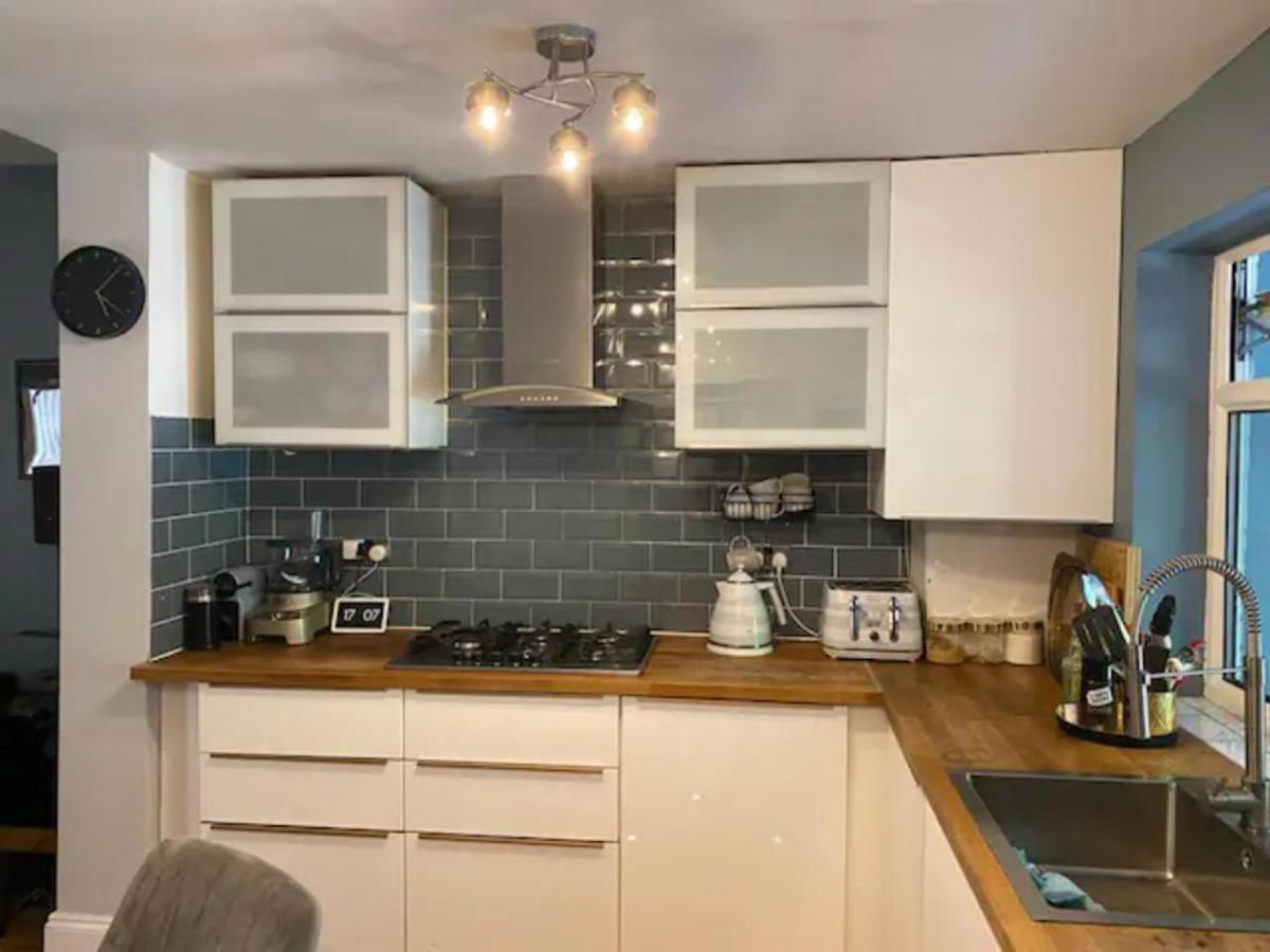 Modern 5 Bedroom Family House - 18 Mins To Station Ferienhaus *
