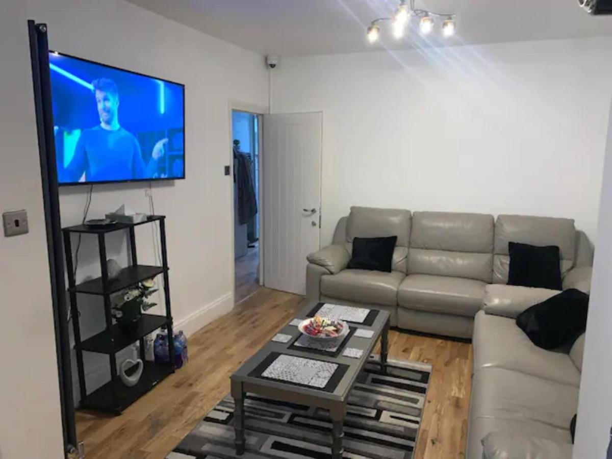Ferienhaus Modern 5 Bedroom Family House - 18 Mins To Station
