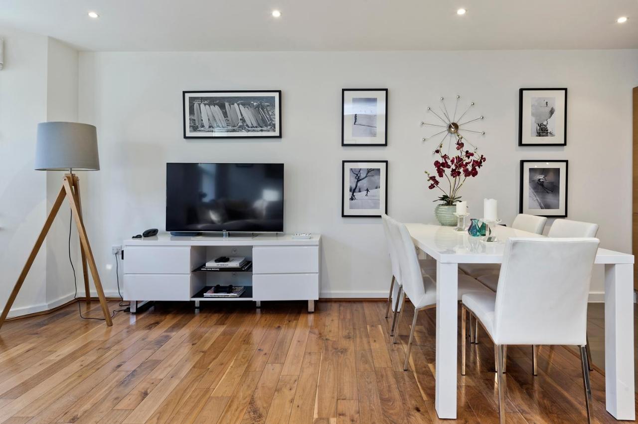 Veeve - White Lights On Wendle Square Apartment London
