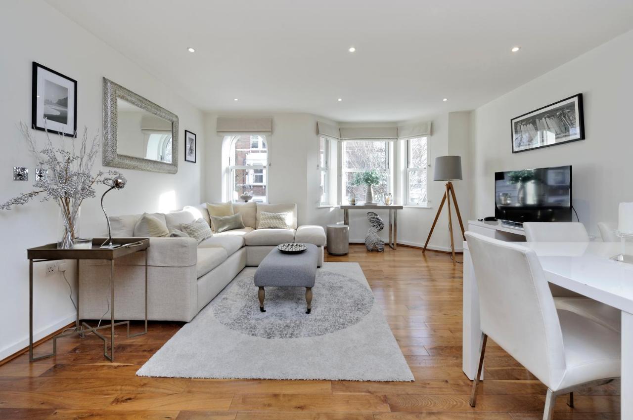 Veeve - White Lights On Wendle Square Apartment *
