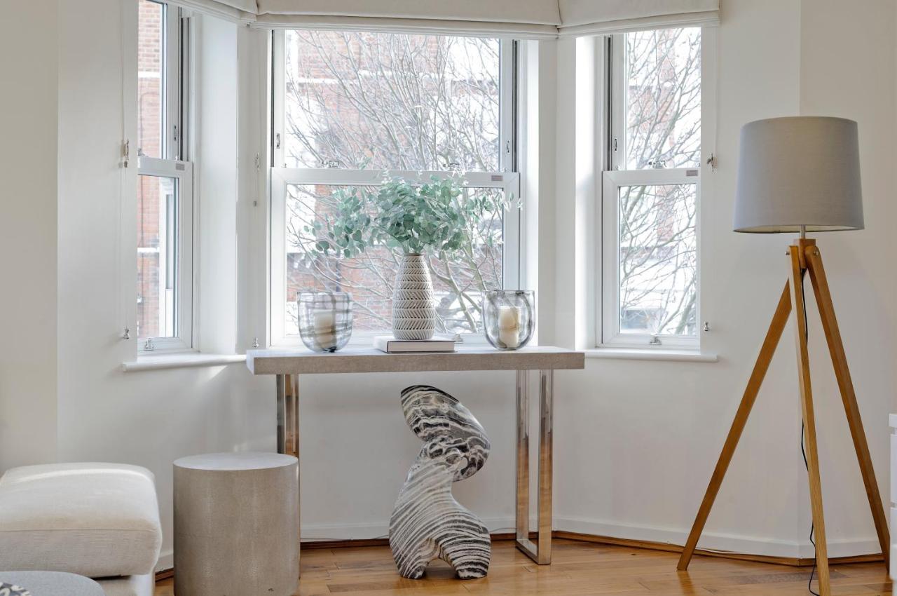 Veeve - White Lights On Wendle Square Apartment London