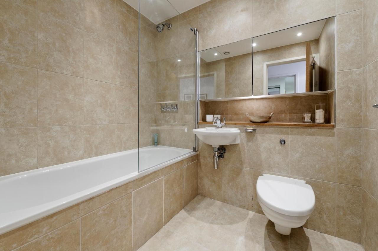 Veeve - White Lights On Wendle Square Apartment London