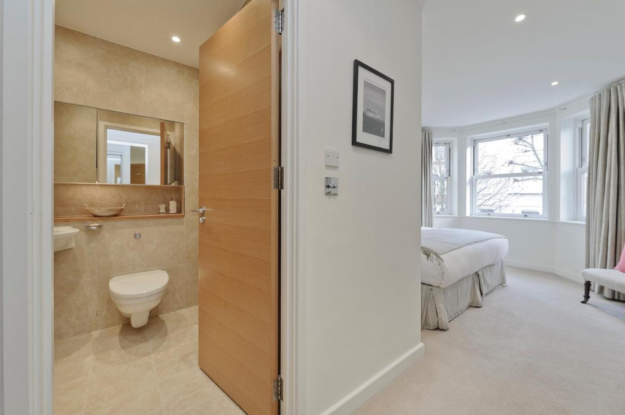 Veeve - White Lights On Wendle Square Apartment London