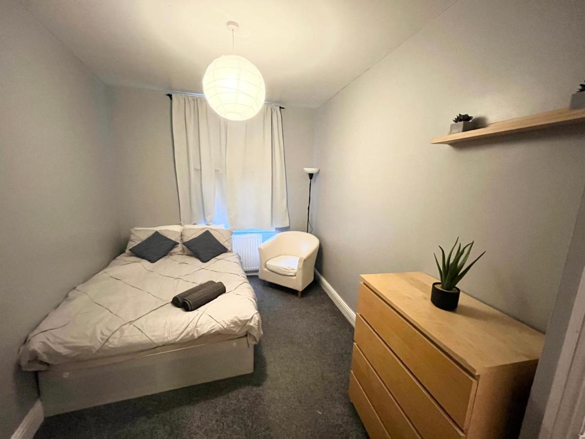 3 Bed On Balham High Road Apartment *