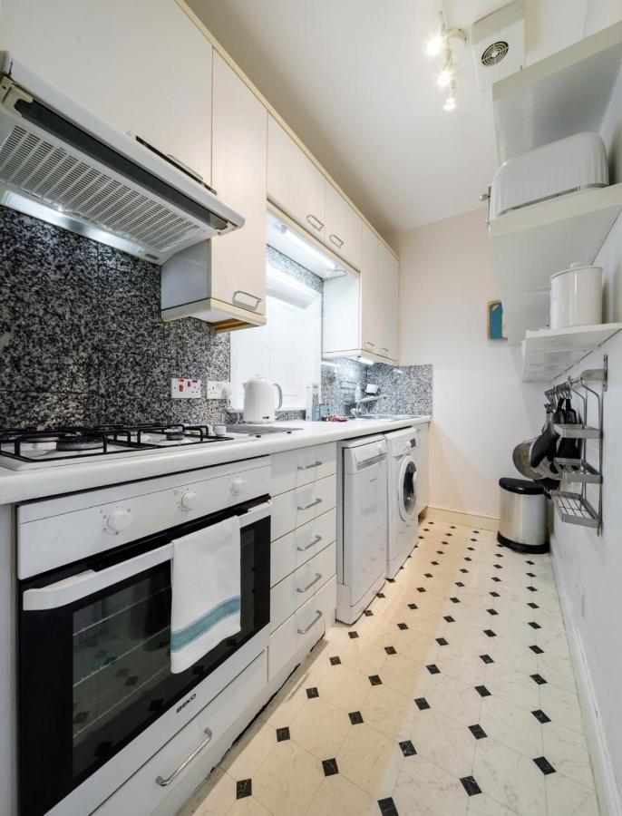 Elegant Earl's Court 2 Bedroom Flat Just 4 Minutes From Tube Apartment