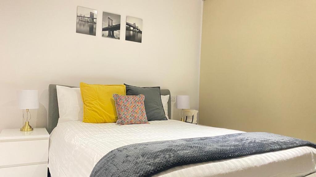 Spacious Modern Ensuite Bedroom Airport Privat overnatting *