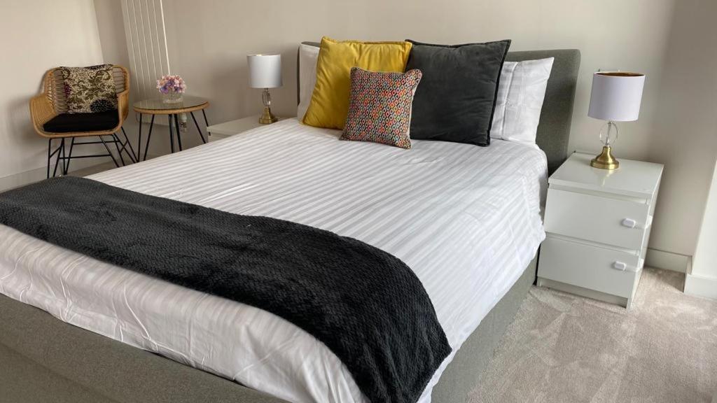 Spacious Modern Ensuite Bedroom Airport London