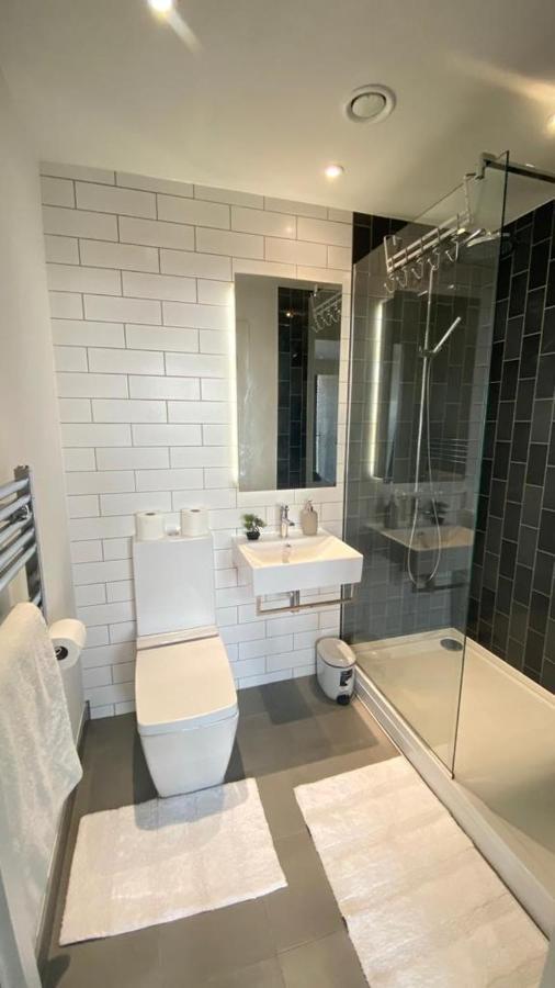 Spacious Modern Ensuite Bedroom Airport