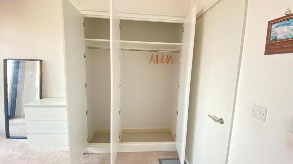 Spacious Modern Ensuite Bedroom Airport Privat overnatting