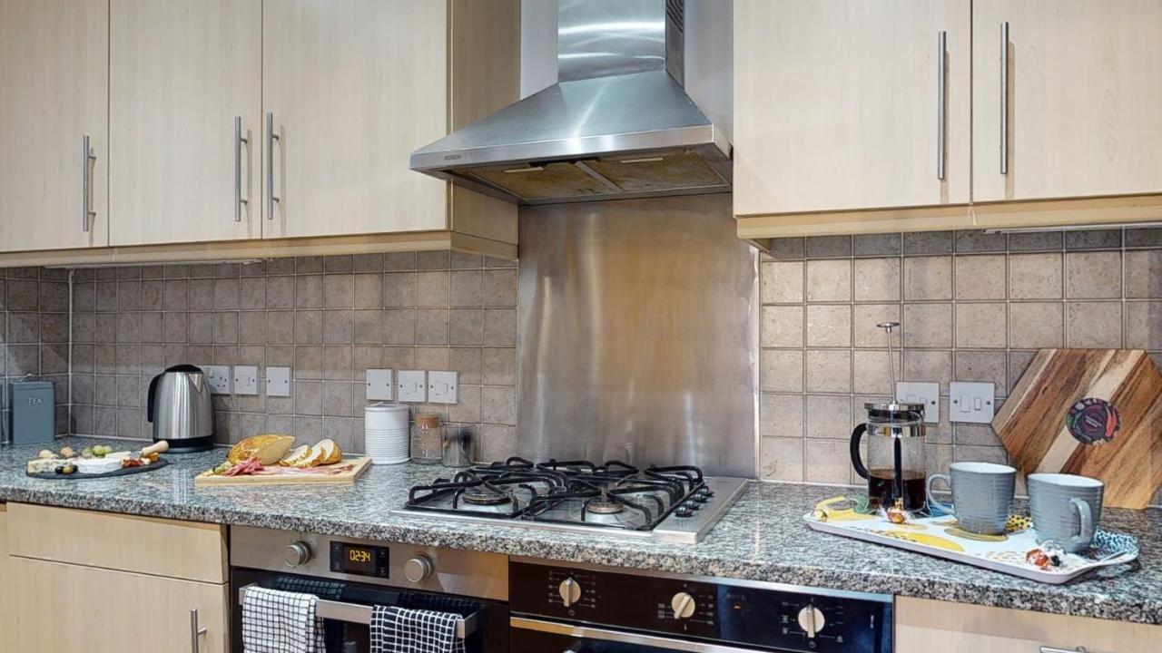 Docklands Riverside Superior 3 Bedroom Apartment By Delta Accomodation London