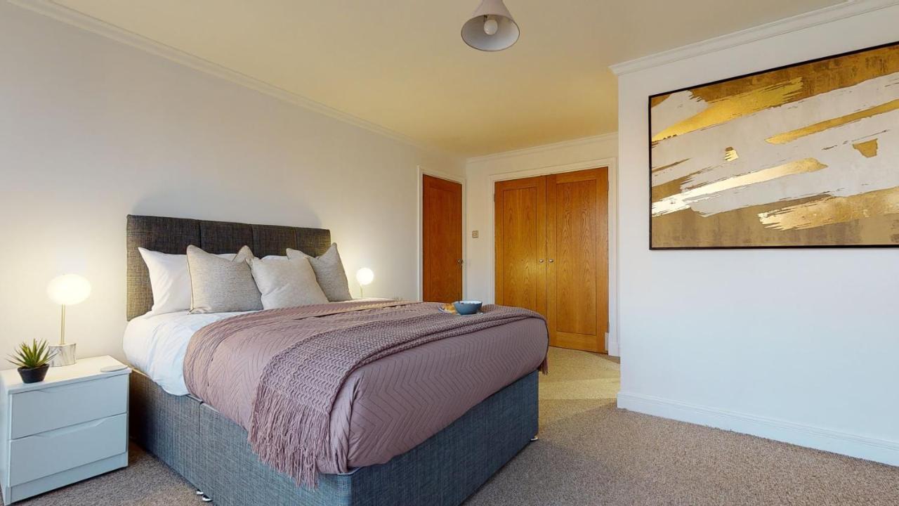 Docklands Riverside Superior 3 Bedroom Apartment By Delta Accomodation London